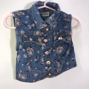 Nannette Demin sleeveless jacket w floral print and gold buttons 3t

Like new